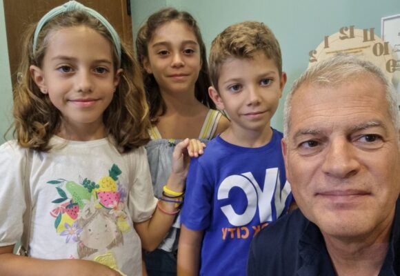 Ευχαριστώ όλους για τις ευχές που έρχονται με κάθε τρόπο, υγεία -ευτυχία στις οικογένειες σας. Καλές γιορτές!