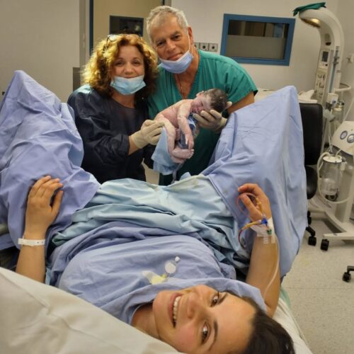 Οταν η μαμά σε βοηθά να γεννήσει η κόρη της