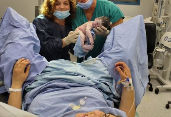 Οταν η μαμά σε βοηθά να γεννήσει η κόρη της Οταν η μαμά σε βοηθά να γεννήσει η κόρη της