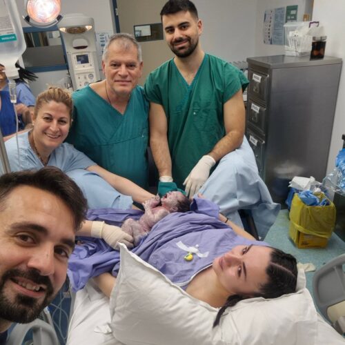 Ο καλύτερος τρόπος φροντίδας στον τοκετό είναι η συνδυασμένη φροντίδα από μαία και γιατρό